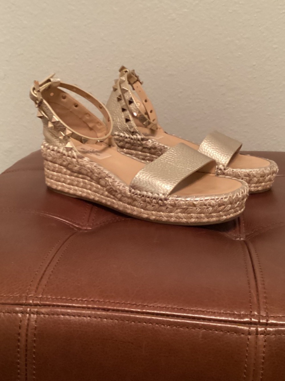 Valentino Garavani Rockstud Flatform Ankle-Strap Espadrille Sandals - Picture 3 of 9